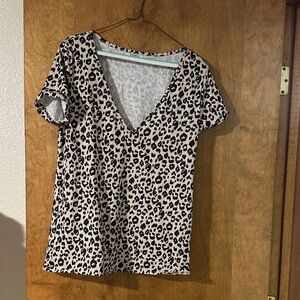 Chic Leopard Print V-Neck Short Sleeve Top